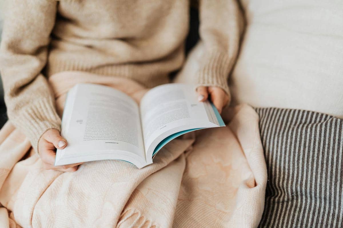 seorang wanita yang sedang membaca buku
