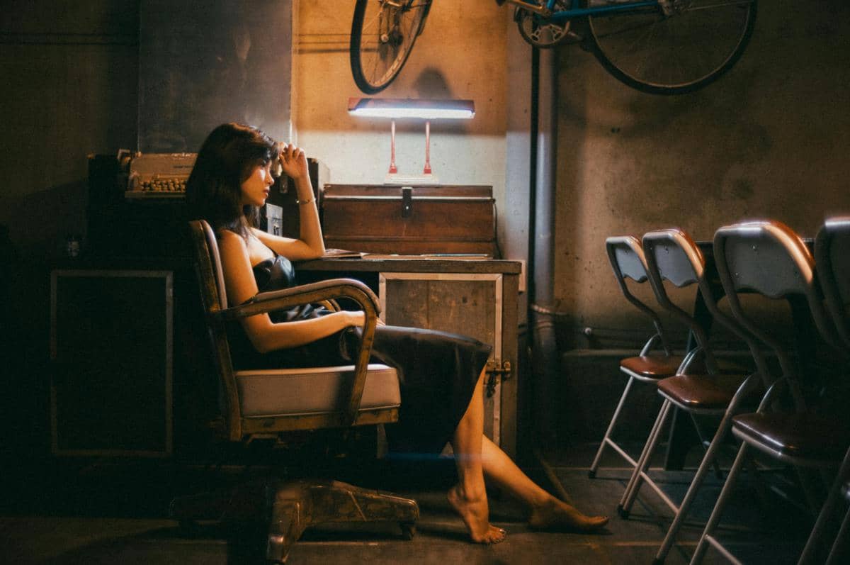 ilustrasi seseorang yang bertahan sendirian