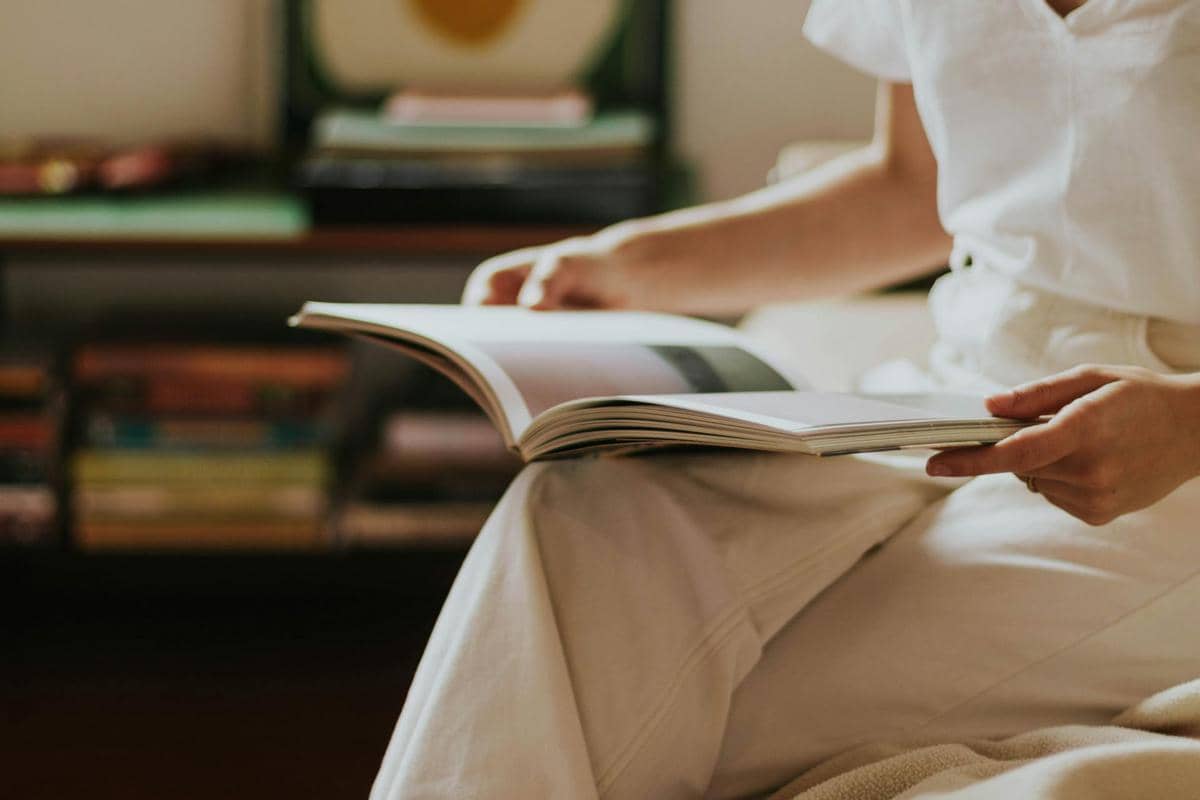 seorang wanita yang sedang membaca buku