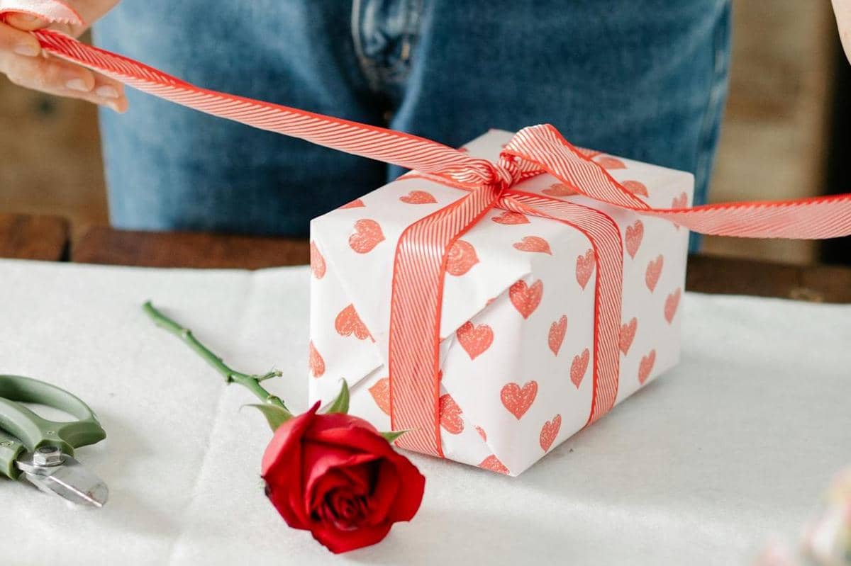 ilustrasi menyiapkan kado valentine sesuai dengan wishlist pasangan