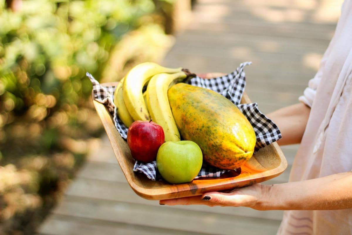 Ilustrasi aneka buah-buahan yang tersusun rapi, menggambarkan ragam pilihan makanan segar dan bergizi sehari-hari.