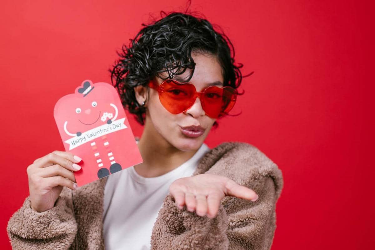 ilustrasi cara merayakan valentine sendirian agar tetap bahagia dan tidak kesepian