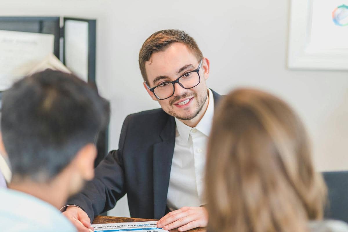 Mendengarkan dengan penuh perhatian