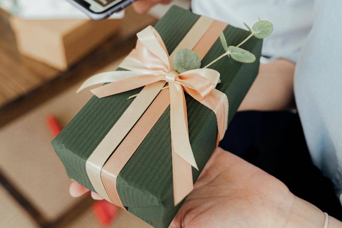 ilustrasi pasangan dengan karakter receiving gifts menyukai bungkus kado yang indah 