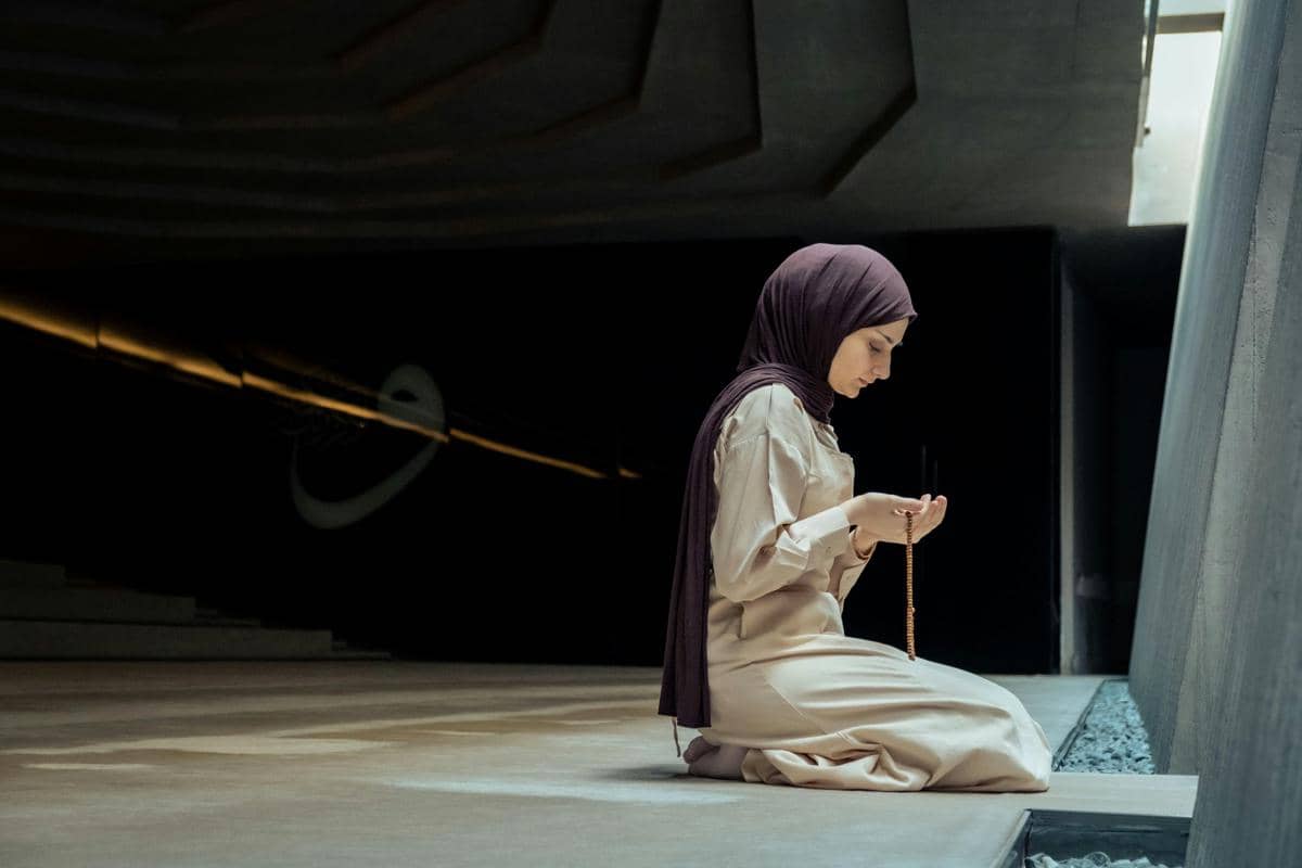 ilustrasi perempuan berdoa