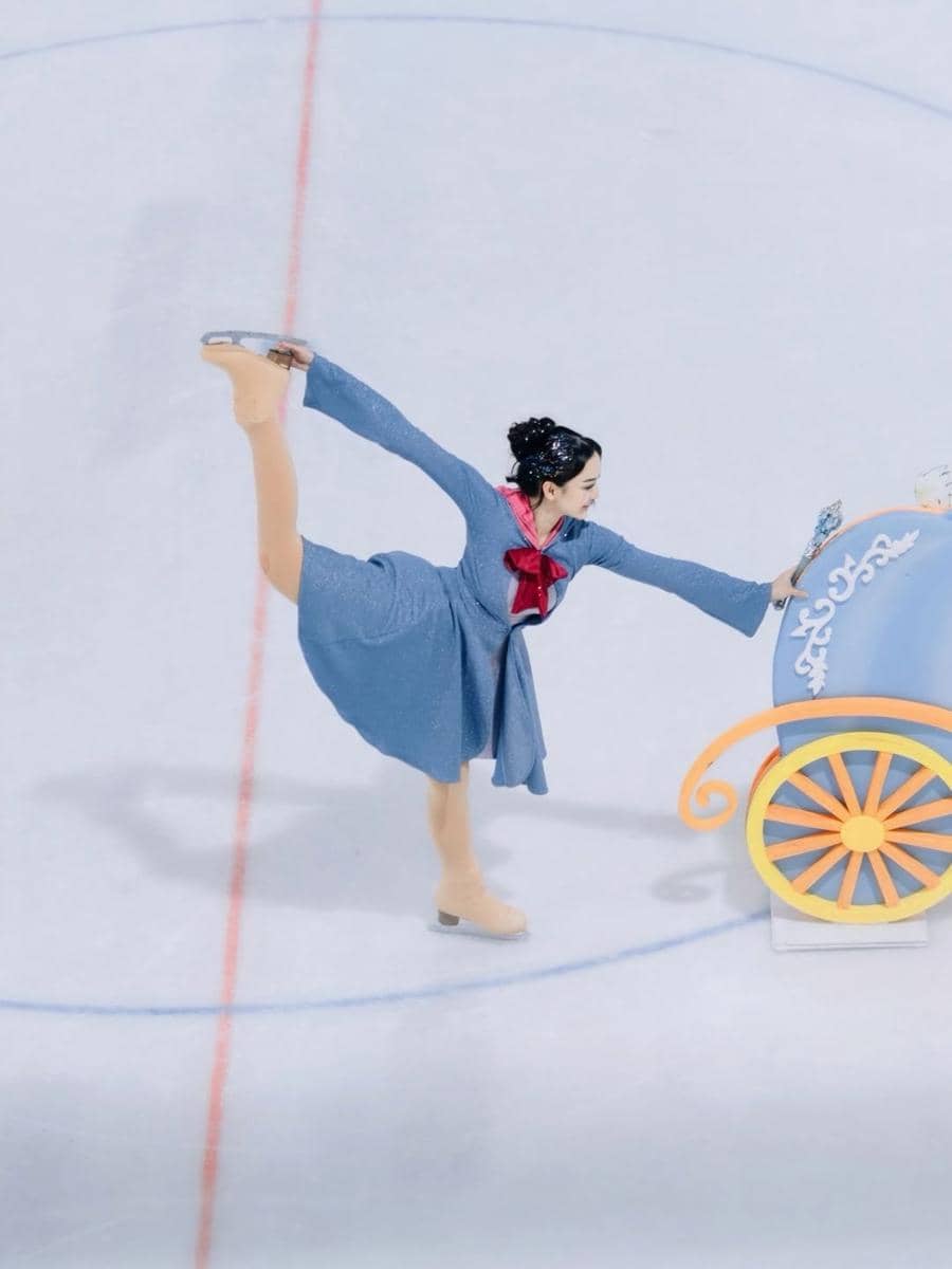 Nanda Arsyinta dan Nadlyn tampil di kompetisi ice skating