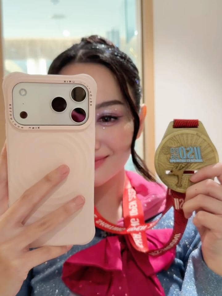 Nanda Arsyinta dan Nadlyn tampil di kompetisi ice skating