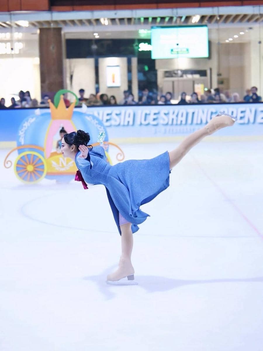 Nanda Arsyinta dan Nadlyn tampil di kompetisi ice skating