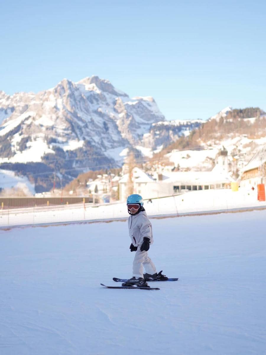 Claire anak Shandy Aulia saat asyik main salju di Swiss