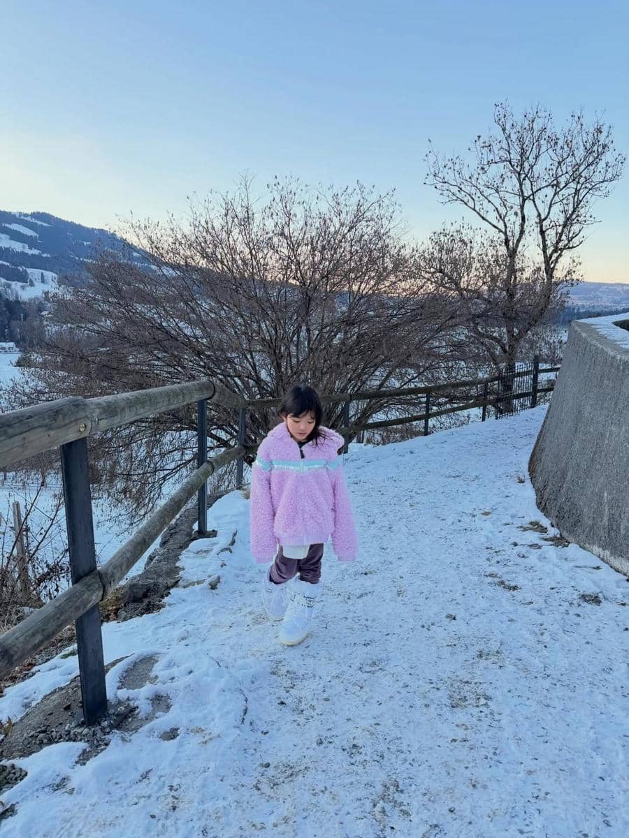 Claire anak Shandy Aulia saat asyik main salju di Swiss