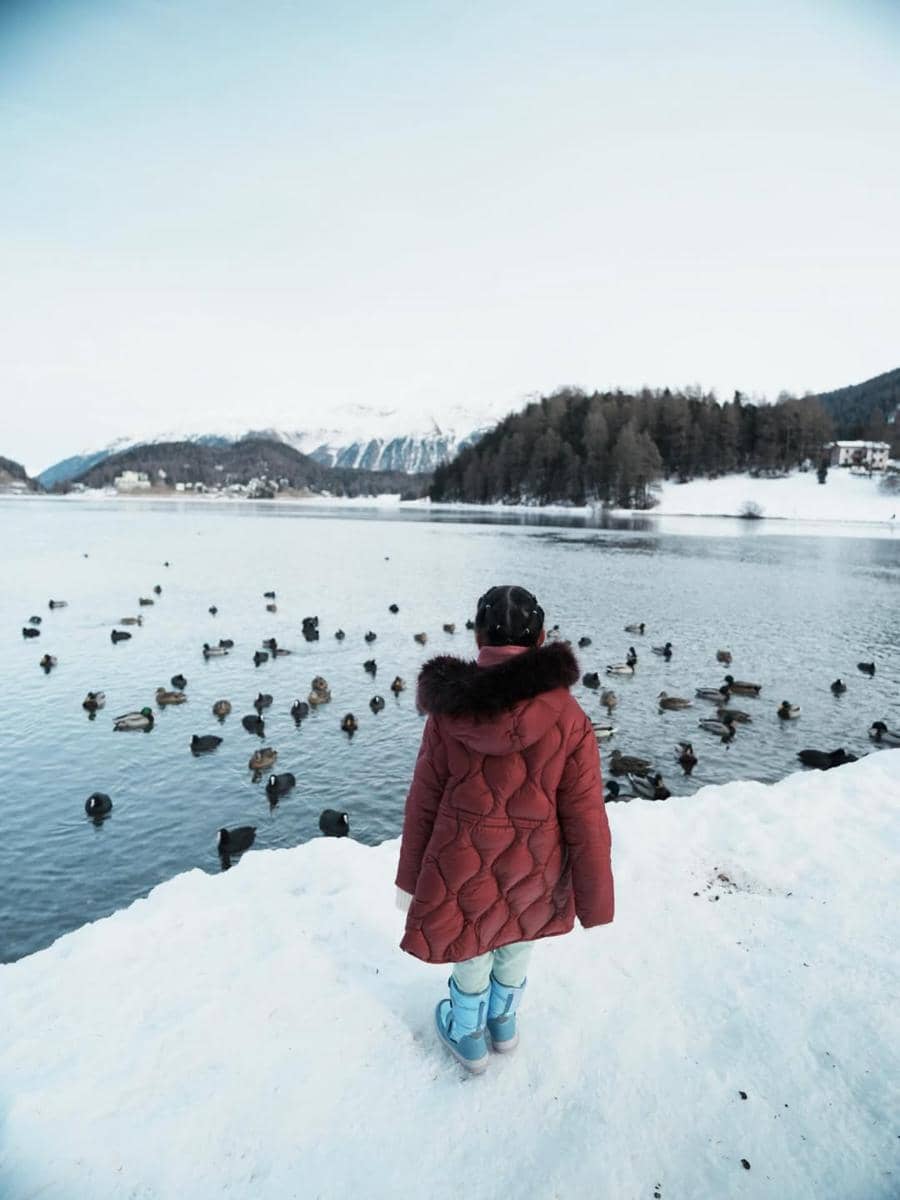 Claire anak Shandy Aulia saat asyik main salju di Swiss