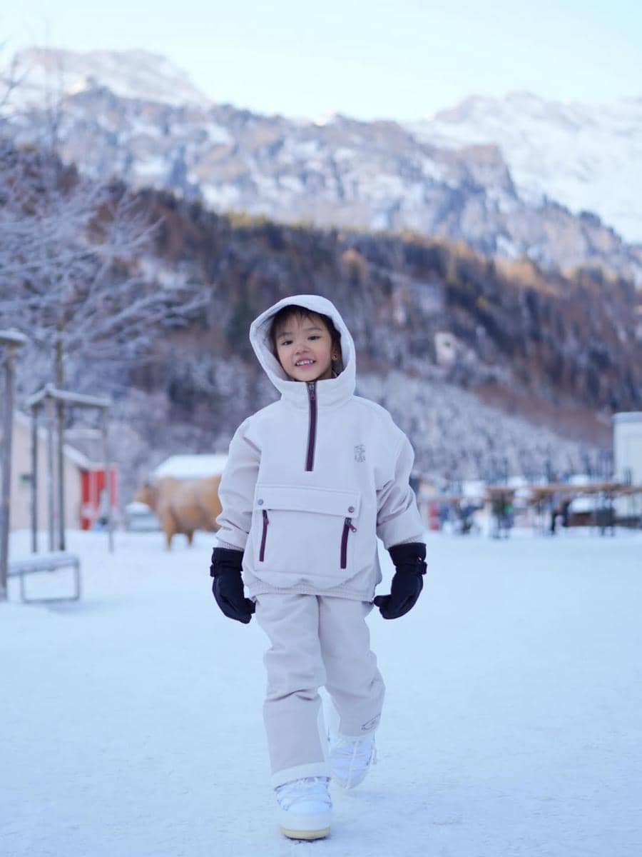 Claire anak Shandy Aulia saat asyik main salju di Swiss