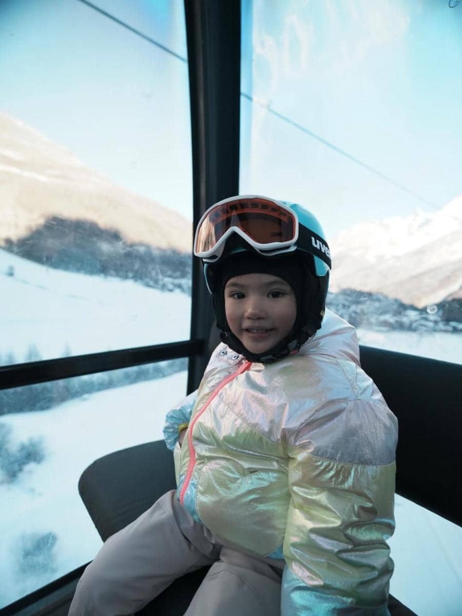 Claire anak Shandy Aulia saat asyik main salju di Swiss
