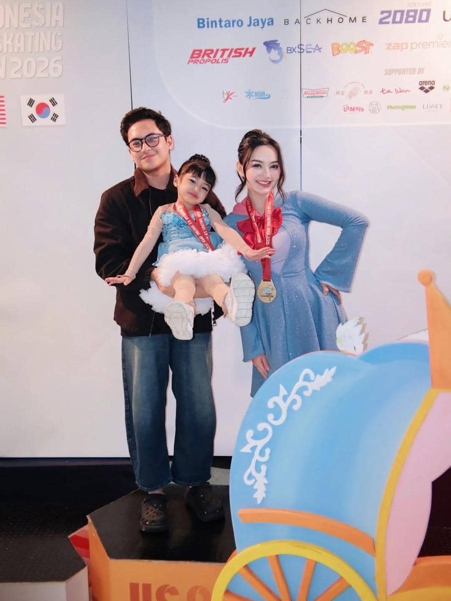 Nanda Arsyinta dan Nadlyn tampil di kompetisi ice skating
