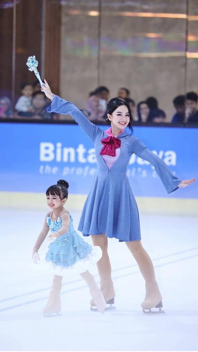 Nanda Arsyinta dan Nadlyn tampil di kompetisi ice skating