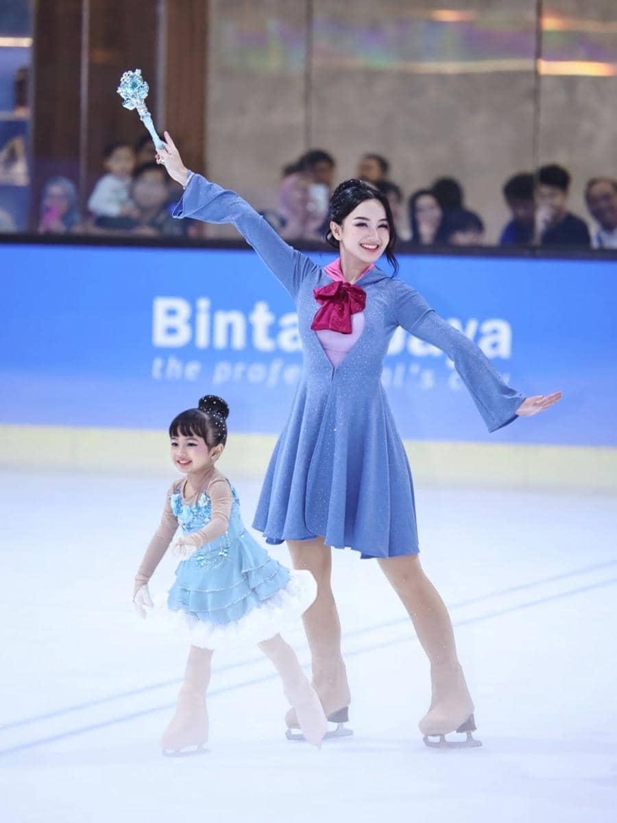 Nanda Arsyinta dan Nadlyn tampil di kompetisi ice skating