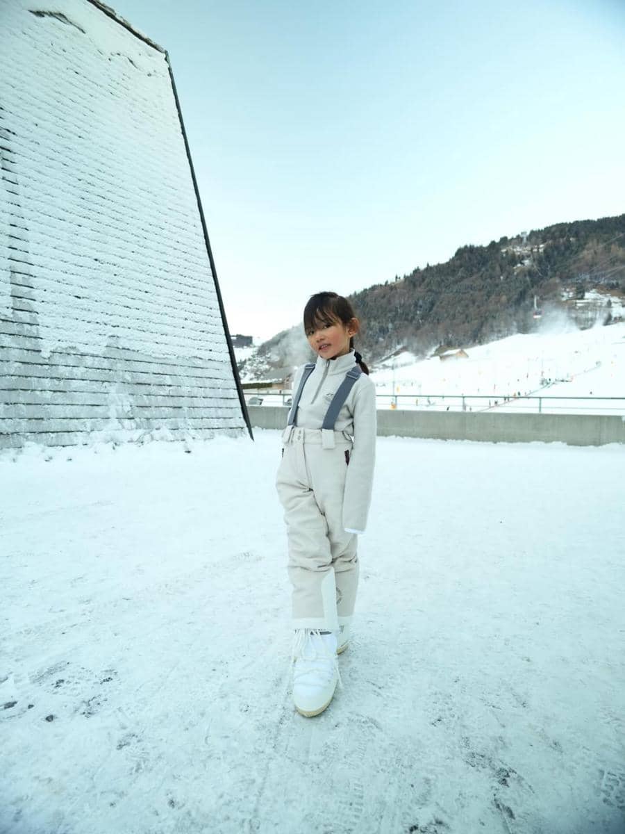 Claire anak Shandy Aulia saat asyik main salju di Swiss