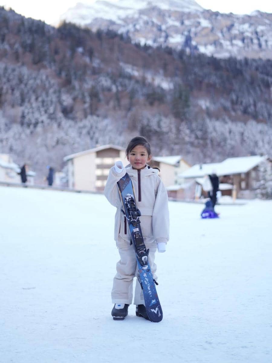 Claire anak Shandy Aulia saat asyik main salju di Swiss