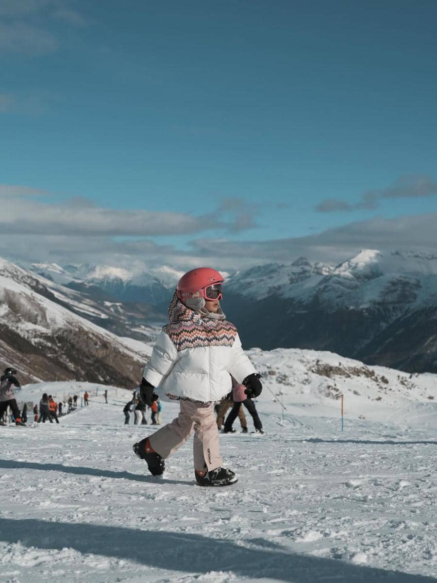 Claire anak Shandy Aulia saat asyik main salju di Swiss