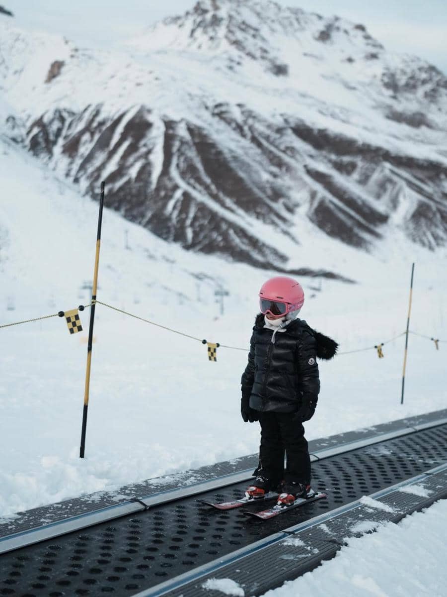 Claire anak Shandy Aulia saat asyik main salju di Swiss