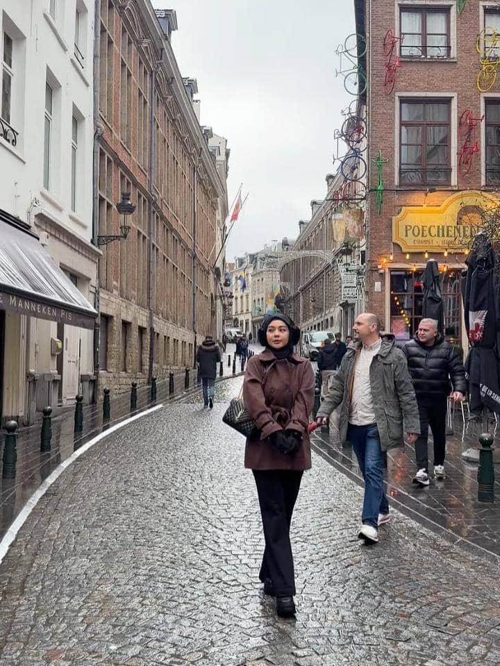 Jenita Janet dan suami jalan-jalan di Belgia