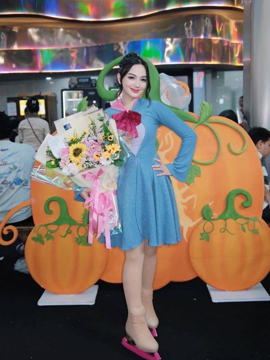 Nanda Arsyinta dan Nadlyn tampil di kompetisi ice skating