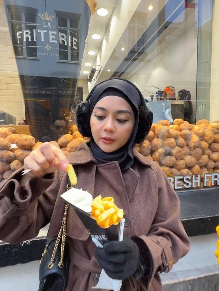 Jenita Janet dan suami jalan-jalan di Belgia