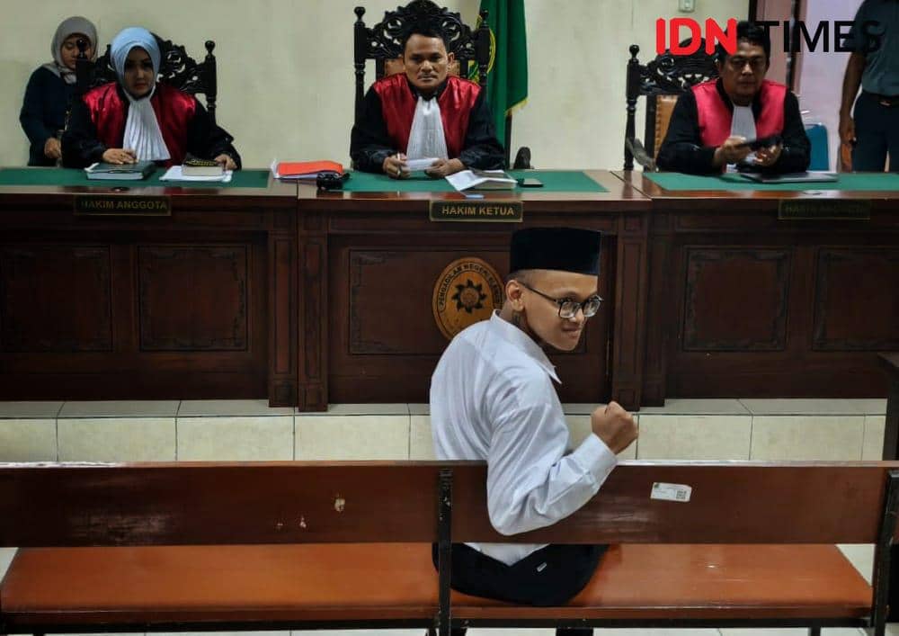 Mahasiswa UNY Terdakwa Bakar Tenda Polda DIY Divonis 5 Bulan, Langsung Bebas  