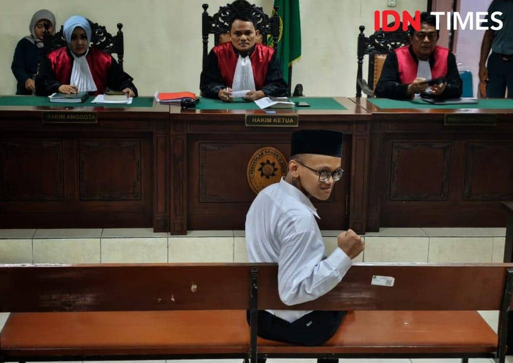  Perdana Arie Putra Veriasa, mahasiswa Universitas Negeri Yogyakarta (UNY), terdakwa kasus pembakaran tenda di markas Polda DIY dituntut hukuman pidana satu tahun penjara.