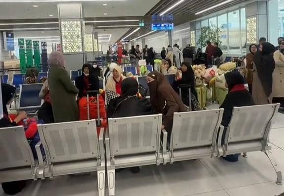 Suasana jemaah umrah asal Makassar saat terlantar dua hari di Bandara King Abdulaziz International Airport, Jeddah, Arab Saudi. (Dok Tiktok Kakitha).