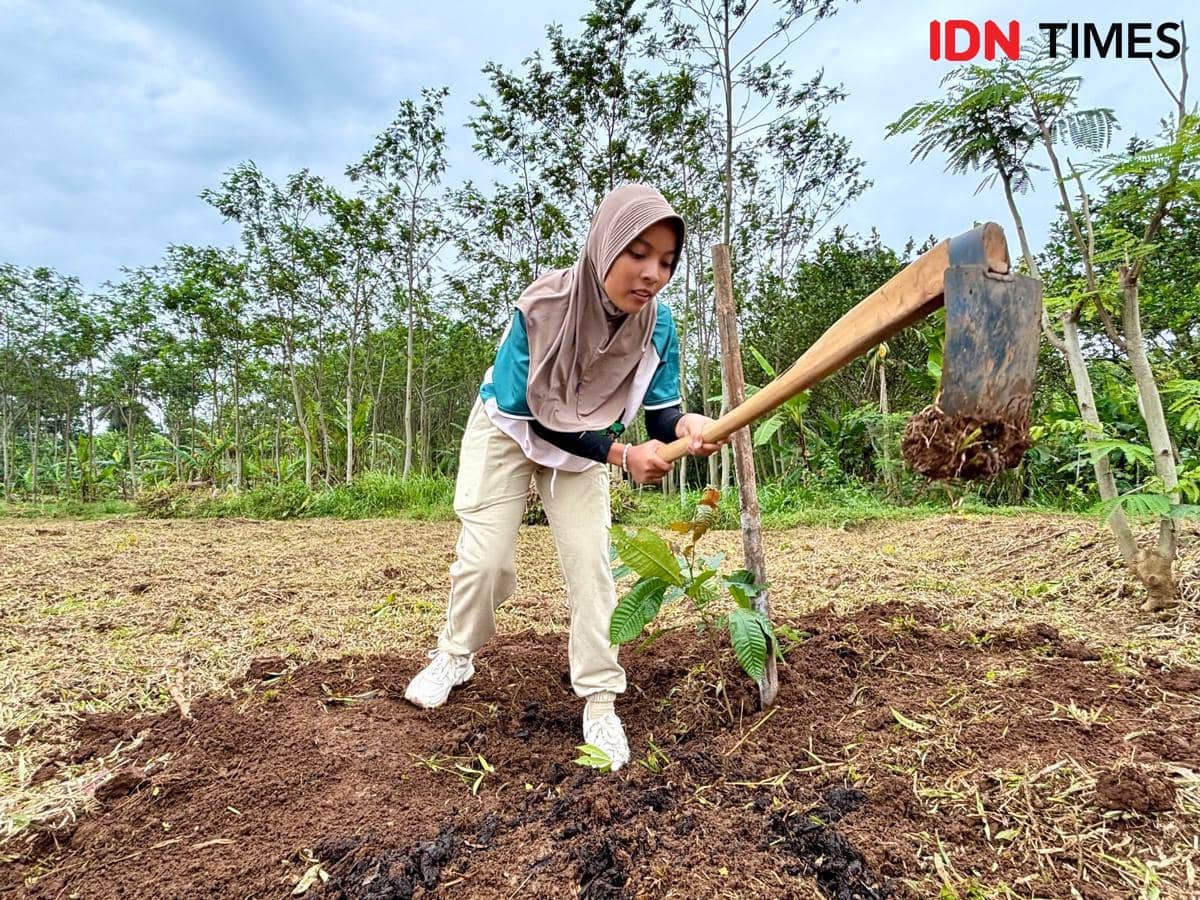 Aksi penanaman 60.321 bibit pohon Multipurpose Tree Species (MPTS) di kawasan lereng Gunung Muria, Kabupaten Kudus, Selasa (10/2/2026). (IDN Times/Dhana Kencana)