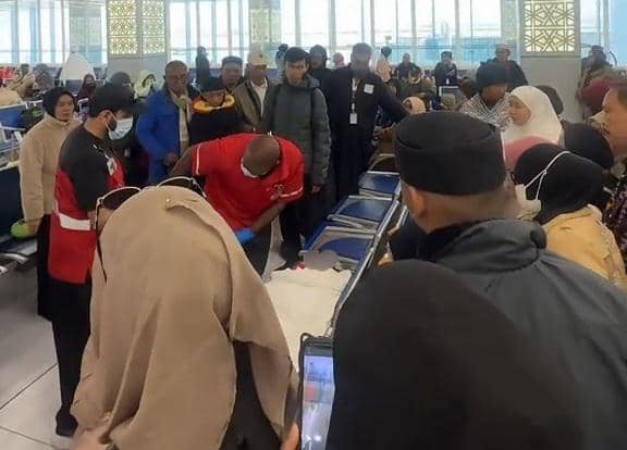 Tim medis saat datang melihat jemaah umrah asal Makassar yang wafat di Bandara King Abdulaziz International Airport, Jeddah, Arab Saudi. (Dok Tiktok Kakitha).