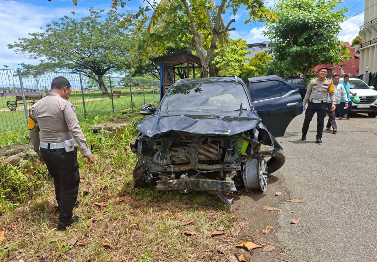 Kendaraan milik Pemkab Mamuju gunakan pelat palsu dan tabrak sepeda motor dan warung. (Dok Dirlantas Polda Sulbar).