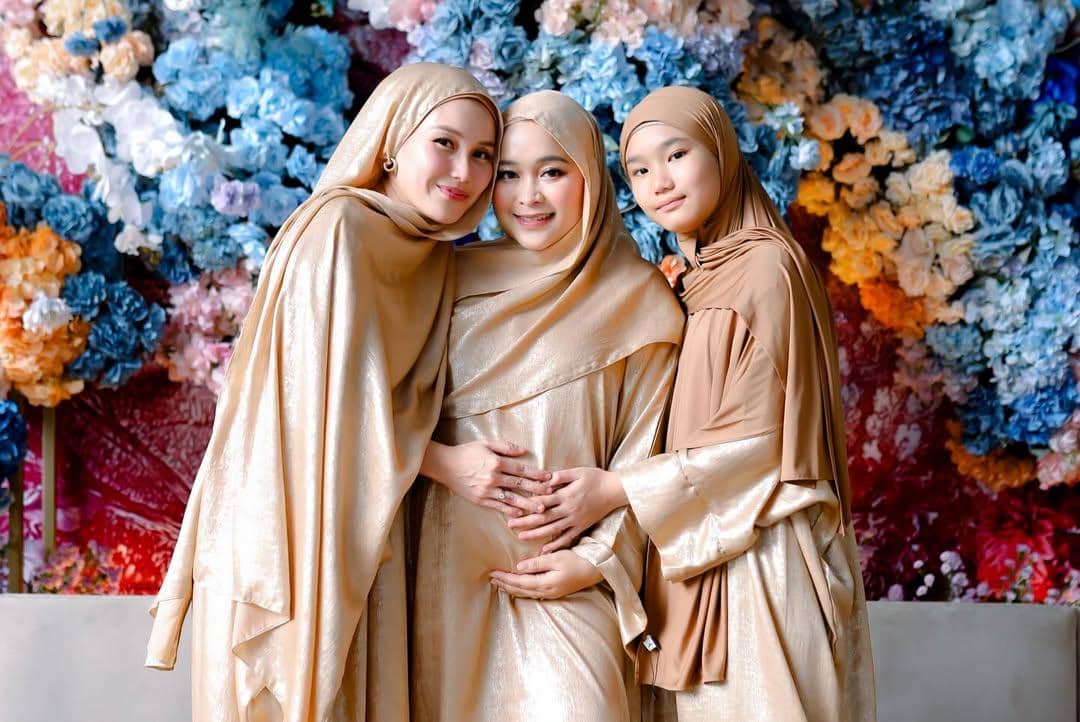 Tujuh bulanan kehamilan ketiga Syifa Nuraini adik Ayu Ting Ting. 