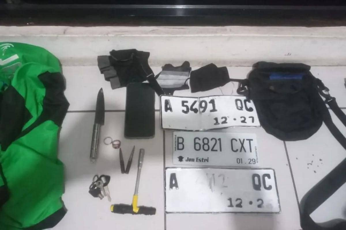 Barang bukti dari penangkapan dua pelaku begal di Tangerang 
