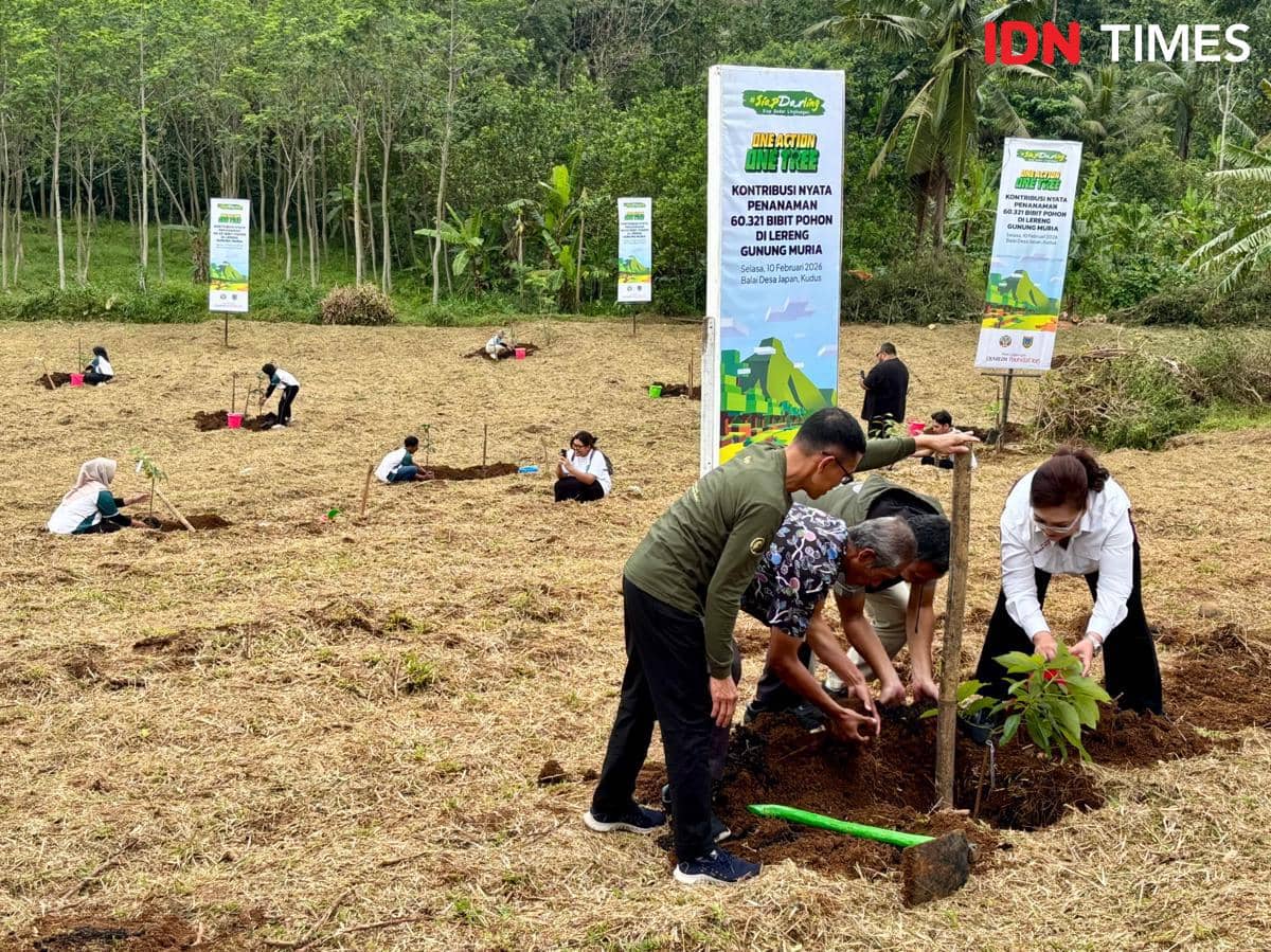 Aksi penanaman 60.321 bibit pohon Multipurpose Tree Species (MPTS) di kawasan lereng Gunung Muria, Kabupaten Kudus, Selasa (10/2/2026). (IDN Times/Dhana Kencana)