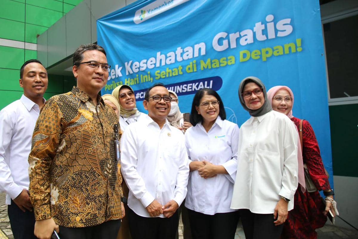 Menko PMK Pratikno usai meninjau Puskesmas Cilandak, Jakarta Selatan dalam rangka Peringatan 1 Tahun Cek Kesehatan Gratis.