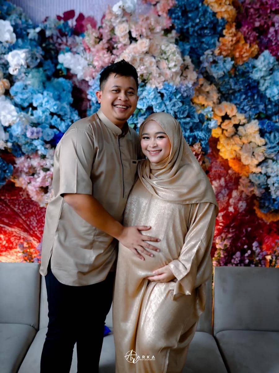 Tujuh bulanan kehamilan ketiga Syifa Nuraini adik Ayu Ting Ting. 