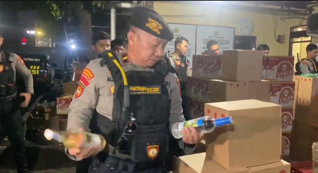 Tim Turjawali Samapta Polrestabes Makassar, gerebek dan sita ribuan miras tanpa izin resmi di  di Jalan Kandea, Kota Makassar, Sulawesi Selatan Senin (9/2/2026) (Dok.Polrestabes Makassar).