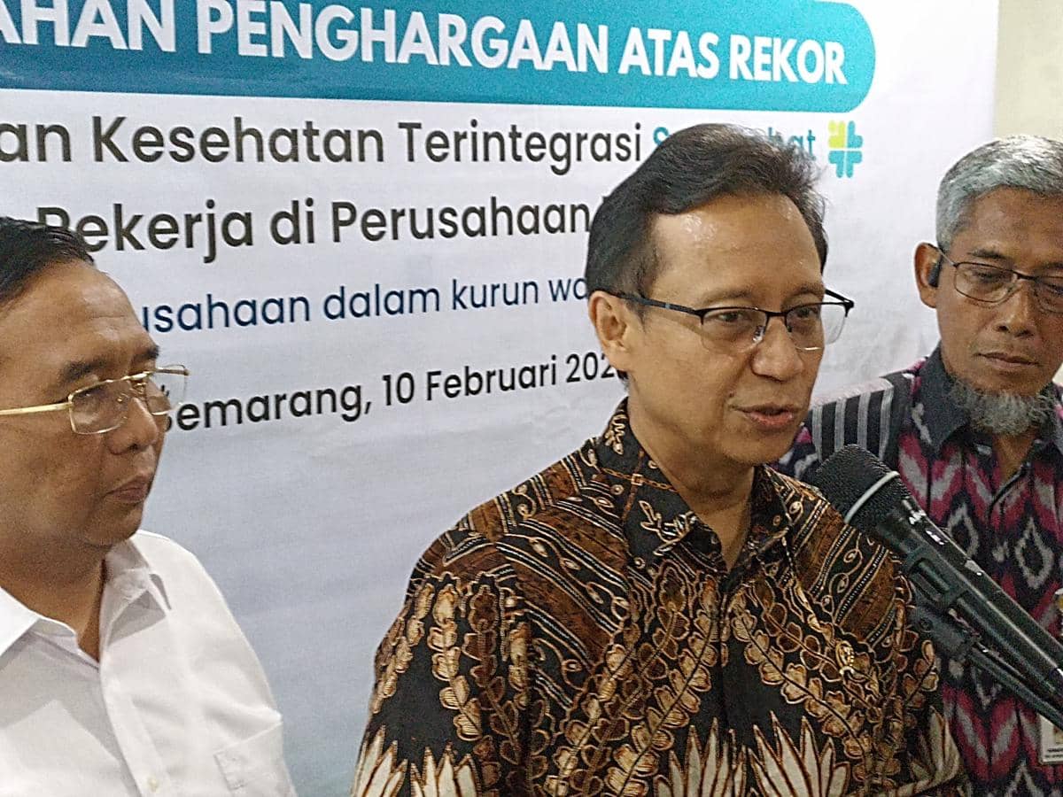 Menkes Budi Gunadi Sadikin bersama Sekda Jateng saat konferensi pers terakhir perkembangan terbaru layanan CKG untuk wilayah Jateng. (IDN Times/Fariz Fardianto)
