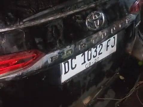 Pelat gantung yang terpasang pada mobil Fortuner milik Pemkab Mamuju yang tabrak sepeda motor dan warung. (Dok Dirlantas Polda Sulbar).