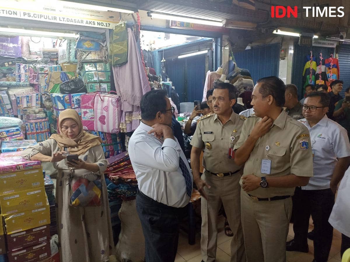 Wakil Gubernur (Wagub) DKI Jakarta, Rano Karno, meninjau Pasar Cipulir di Jakarta Selatan.