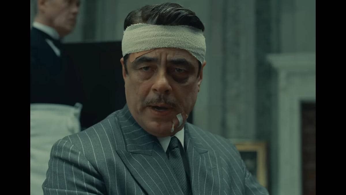 Benicio del Toro dalam film The Phoenician Scheme