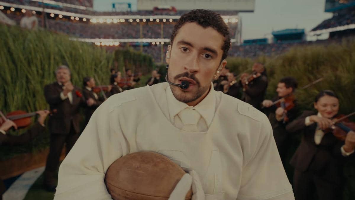 Potret Bad Bunny tampil di panggung Super Bowl 2026