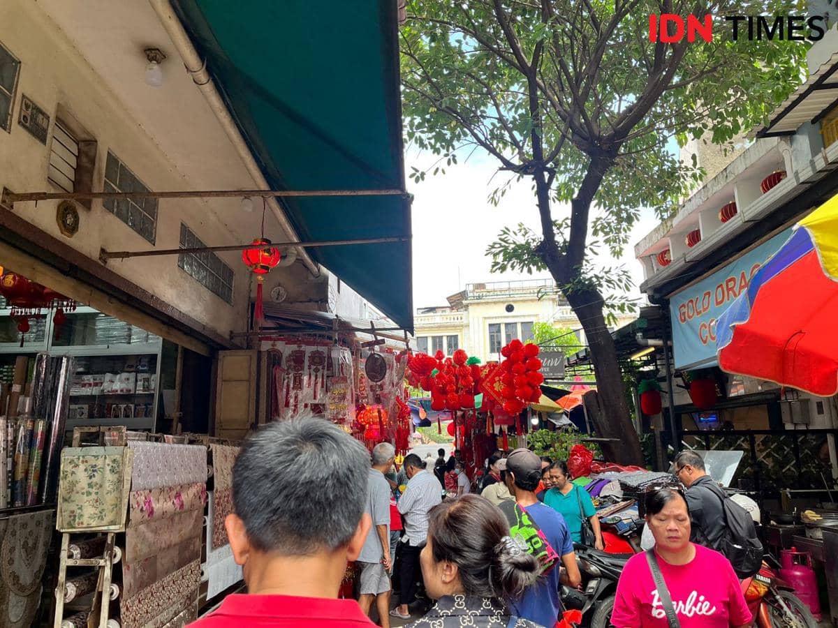 Sepekan Jelang Imlek, Warga Padati Glodok Buru Ornamen Perayaan