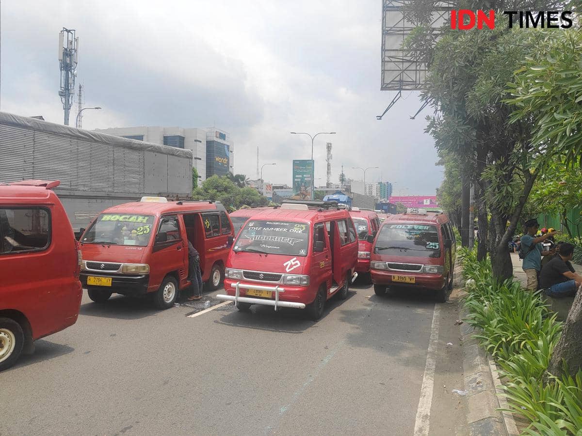 Angkot di Bekasi gelar aksi demontrasi. (IDN Times/Imam Faishal) 