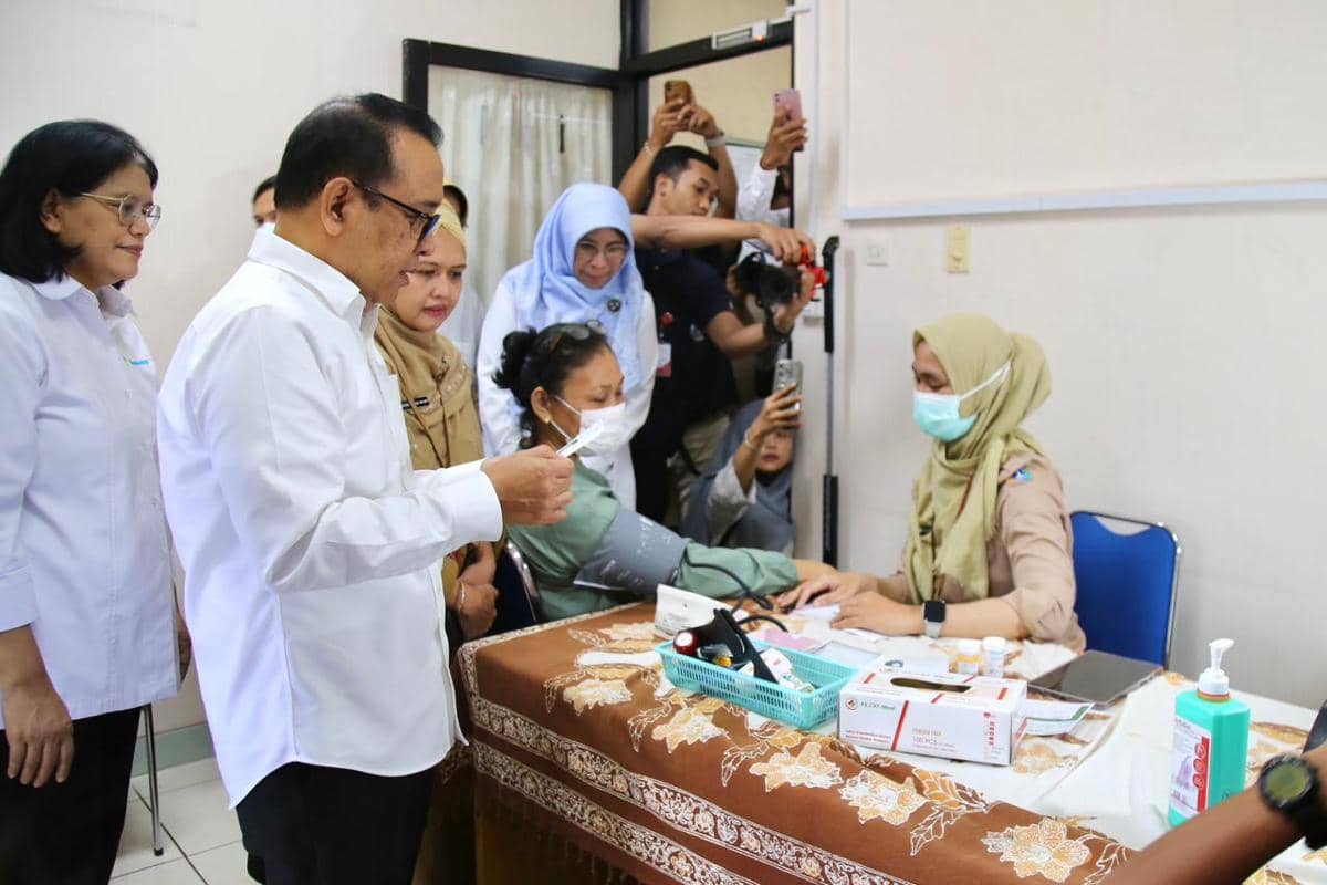 Menko PMK Pratikno usai meninjau Puskesmas Cilandak, Jakarta Selatan dalam rangka Peringatan 1 Tahun Cek Kesehatan Gratis.