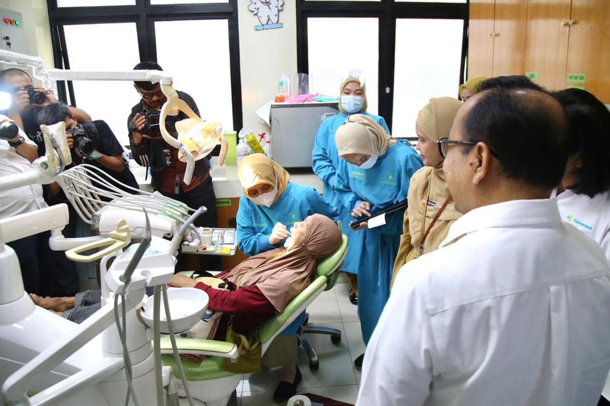 Menko PMK Pratikno usai meninjau Puskesmas Cilandak, Jakarta Selatan dalam rangka Peringatan 1 Tahun Cek Kesehatan Gratis.