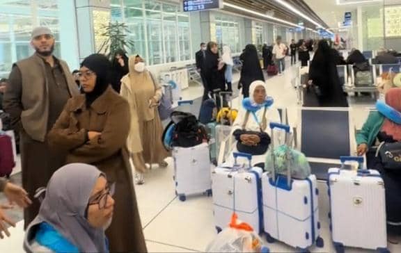 Suasana jemaah umrah asal Makassar saat terlantar dua hari di Bandara King Abdulaziz International Airport, Jeddah, Arab Saudi. (Dok Tiktok Kakitha).