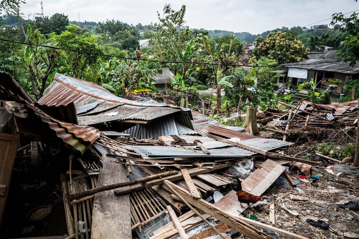 Kondisi rumah warga yang ambruk terdampak bencana tanah bergerak di Kampung Sekip, Jangli, Tembalang, Semarang, Jawa Tengah, Selasa (10/2/2026). (ANTARA FOTO/Aprillio Akbar)